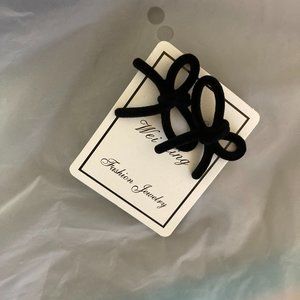 Bow-shaped black earrings UNUSED
